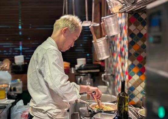 竹内シェフのもとで腕を磨こう