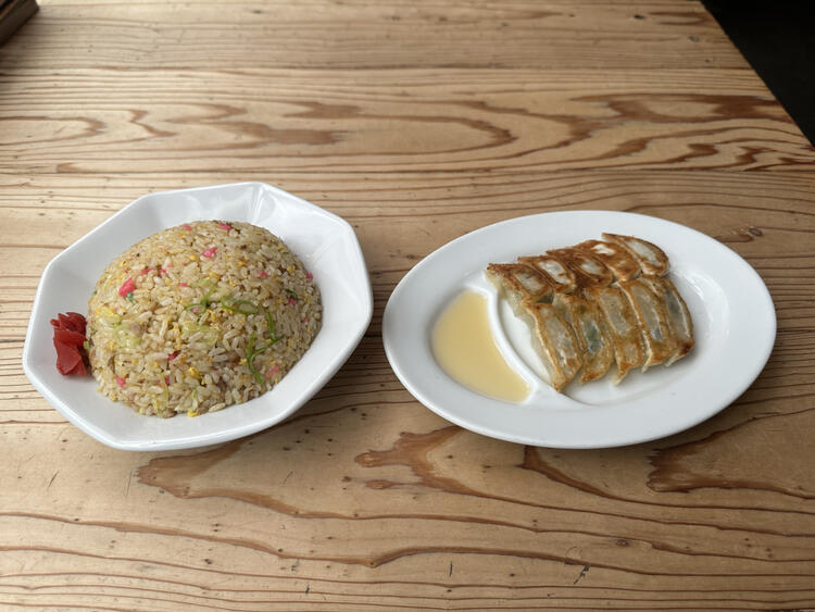 サイドメニューのチャーハンや餃子