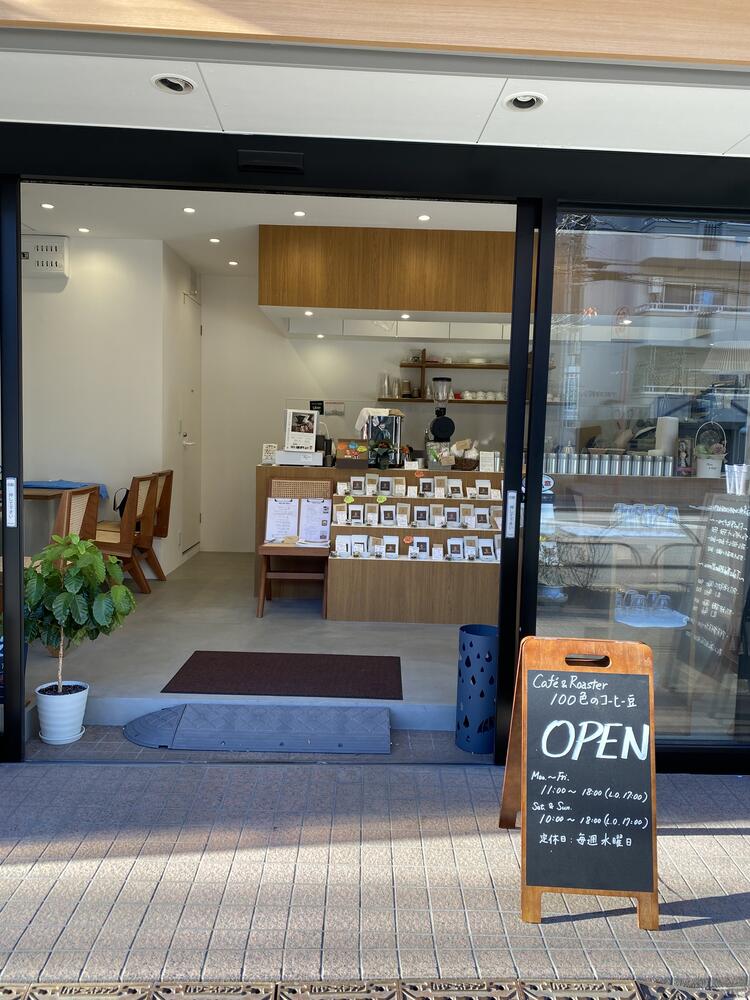 白と木目を基調とした明るい店内。