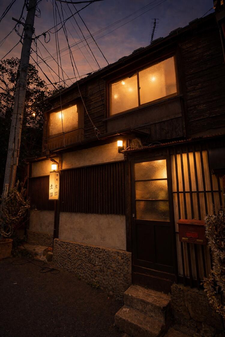 ウッドと白を基調にした居心地のいい店内