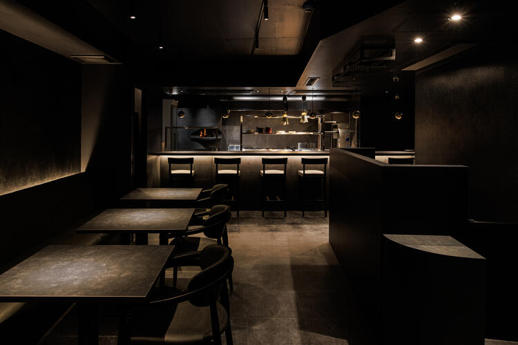 黒を色調としたシックな店内