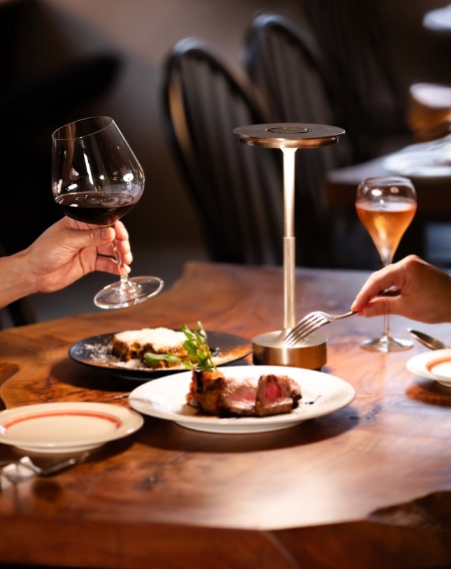 温かみのある店内でお客様をおもてなし