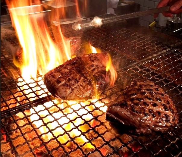 塊肉を豪快に調理します！※既存店画像