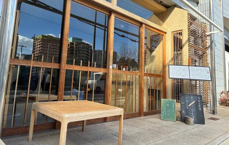 明るく開放的な和モダンカフェ♪