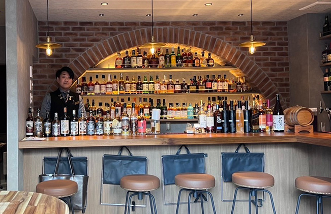 バックバーには希少なボトルも並びます☆