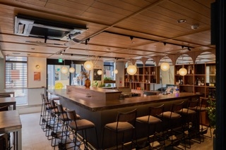 馬蹄型カウンターがMuM'の舞台です