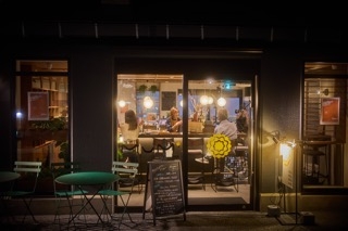 駅近のおしゃれなビストロです