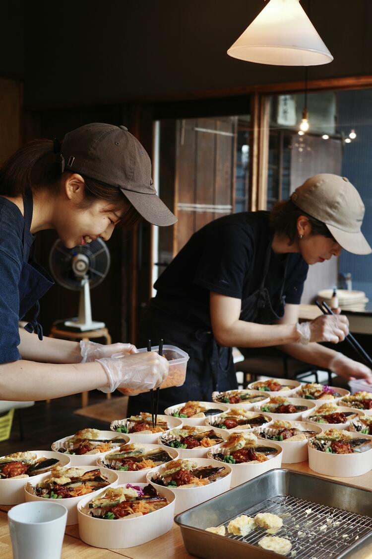 ケータリング用のお弁当詰め作業中