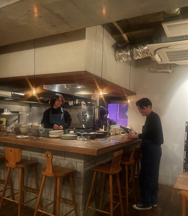 朝食、ディナー共に3名づつで回しています