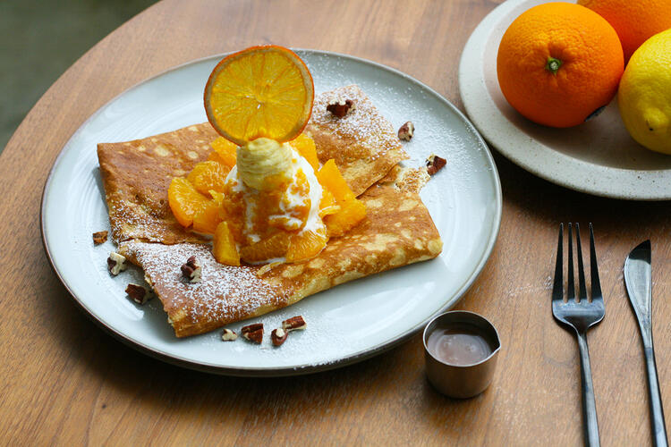 焼き立てのクレープと国産小麦の焼菓子