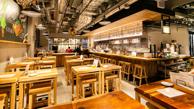 スタイリッシュな店内は天井も高く開放的！