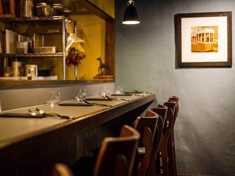 食事だけでなく会話も楽しむカウンター