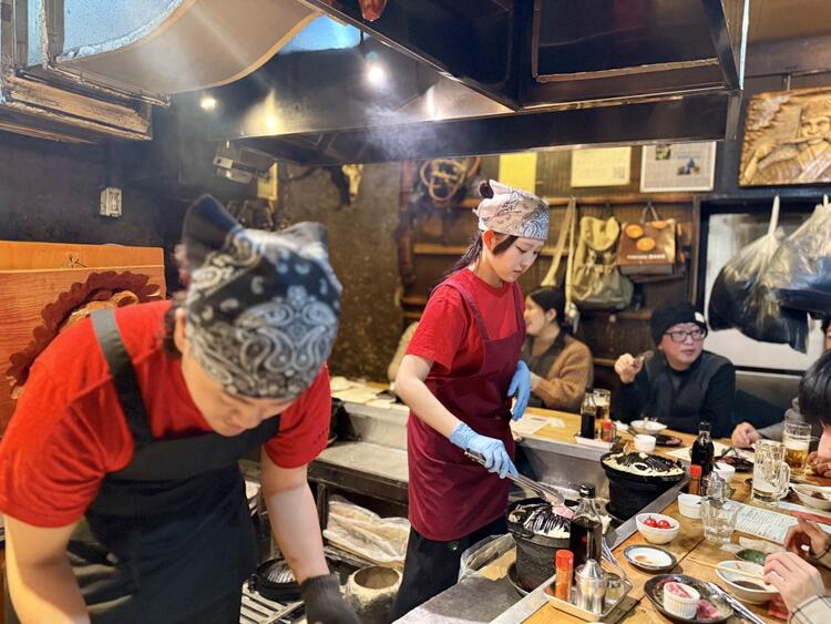 カウンター席のみのお店です☆
