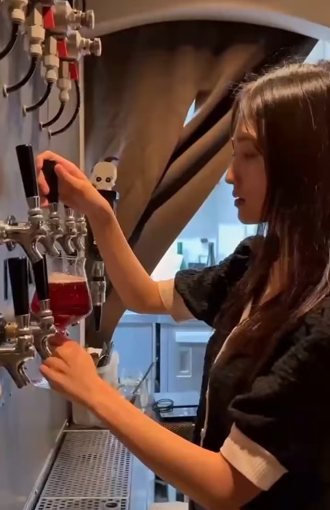 さまざまなシードルに触れるチャン