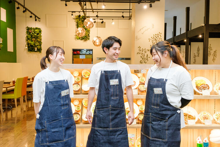 様々な年代のスタッフが活躍中