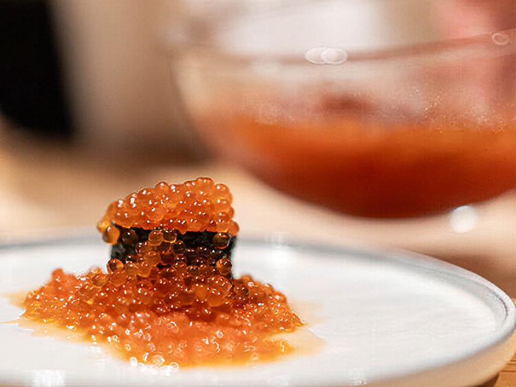 名物のこぼれいくら軍艦！