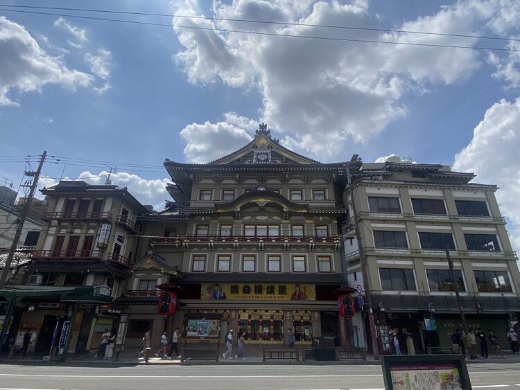 祇園四条駅すぐ、南座の一角で勤務