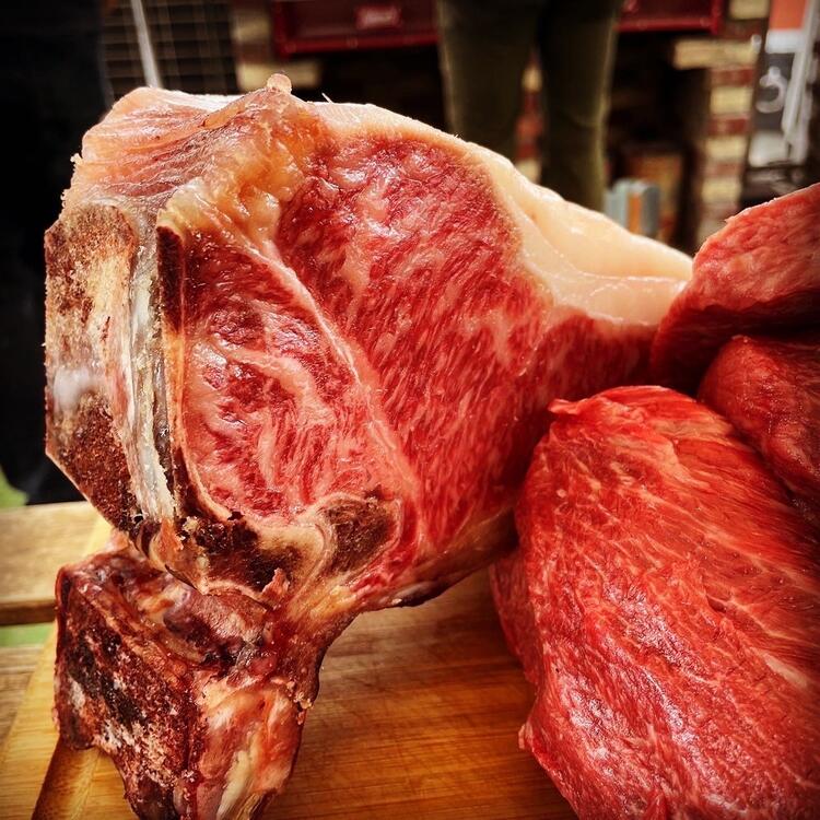 上質な赤身肉やホルモンをご用意◎