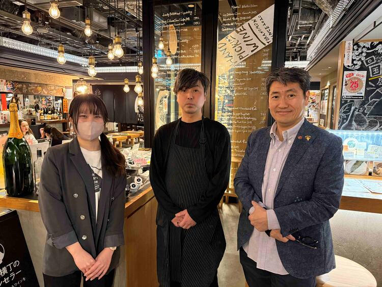 スタッフがオススメワインを提案