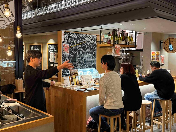 カウンター越しにお客様へワインをご案内