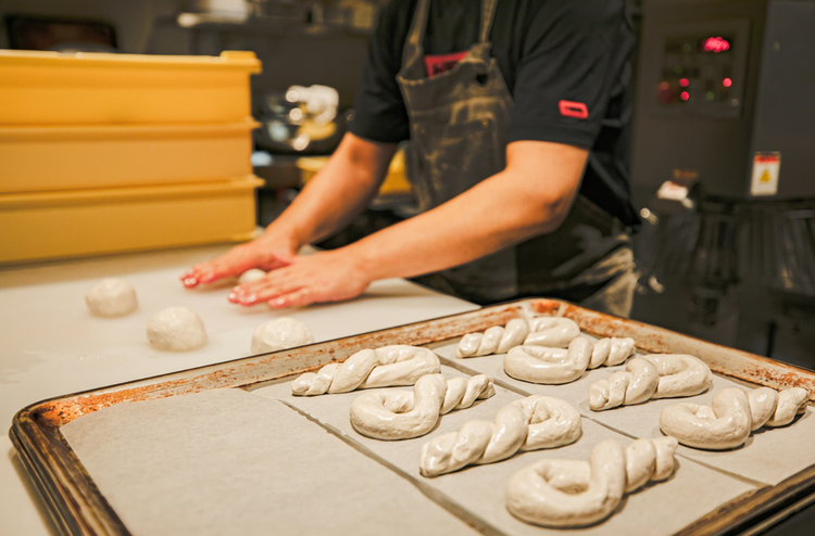 毎朝丁寧に生地から仕込み、焼き上げます