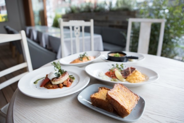 開放的な空間で楽しむNYスタイルブランチ