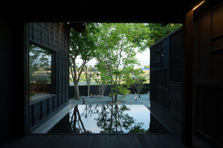 美しい中庭が望めるお席もあります♪