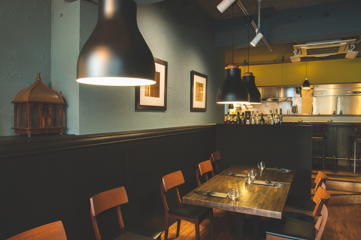 シックで落ち着いた雰囲気のテーブル席