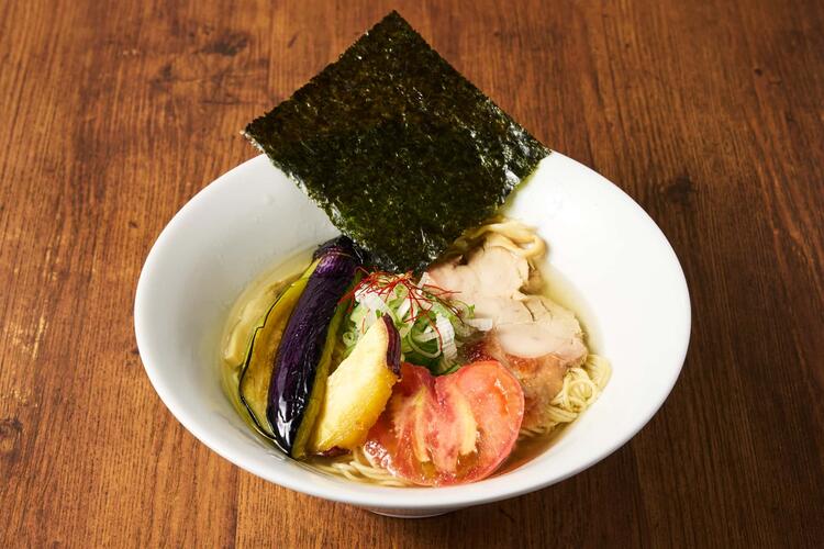 揚げ野菜が特徴的な”そるとそば”