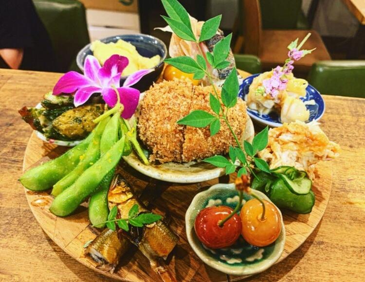 見た目も華やかな八寸をご用意。