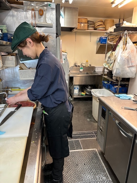 魚のさばき方や串焼きの技を伝授◎