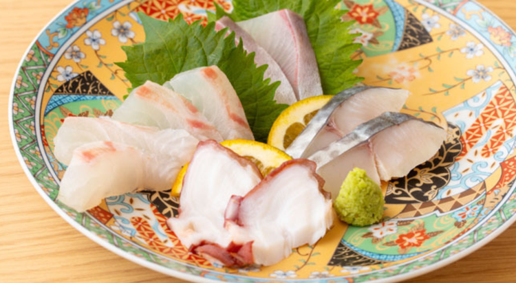 毎日市場から仕入れる新鮮な魚介