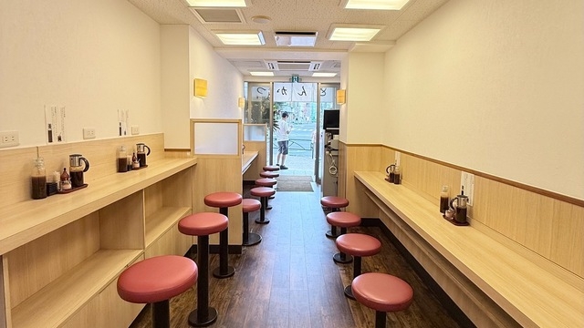 カウンター中心の明るい店内