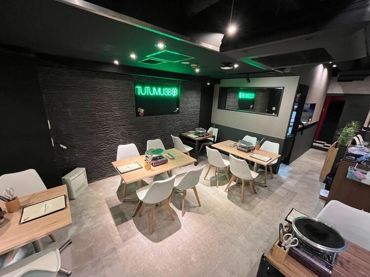 毎晩ワイワイ賑わっているモダンな店内☆