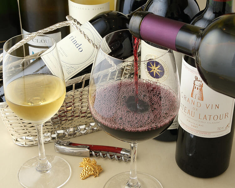 ソムリエ厳選のワインも豊富※写真は既存店