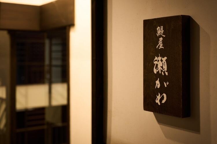 情緒ある街並みに佇む