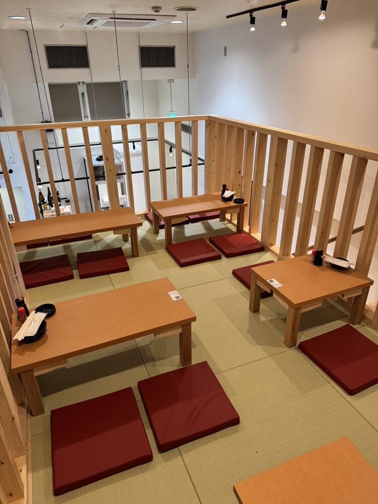 外観からは想像の付かない広々とした店内