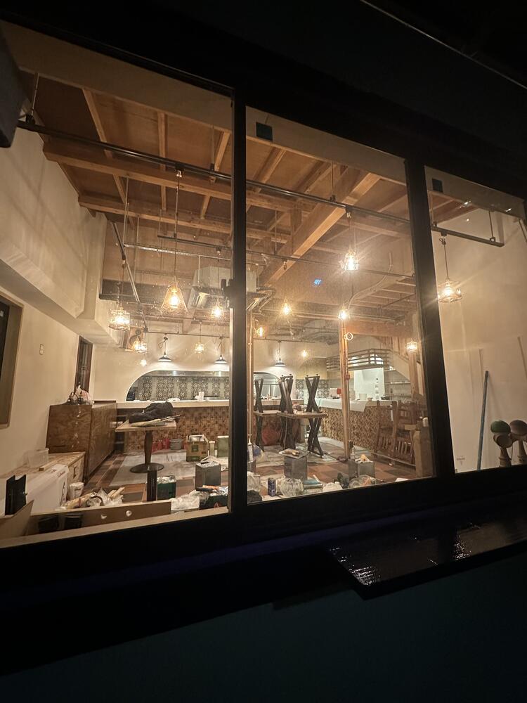 新店舗の様子！！テーブルは手作り！