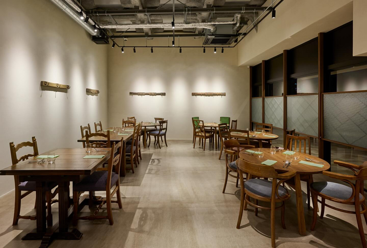 シックな設えのメインダイニング