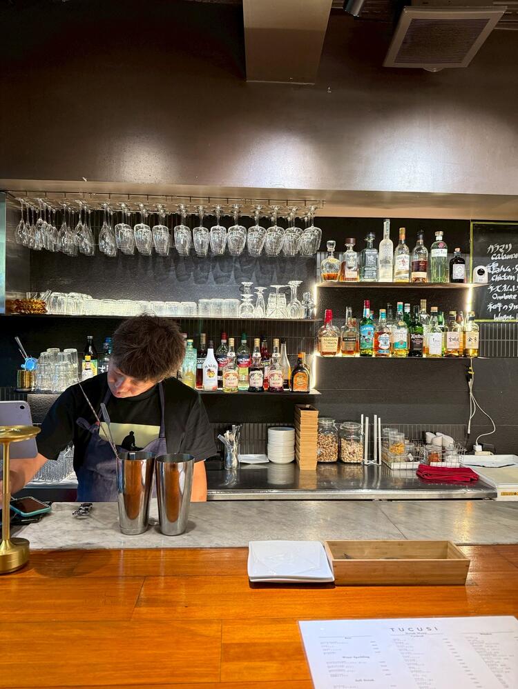 お酒づくりも学べるカウンター接客