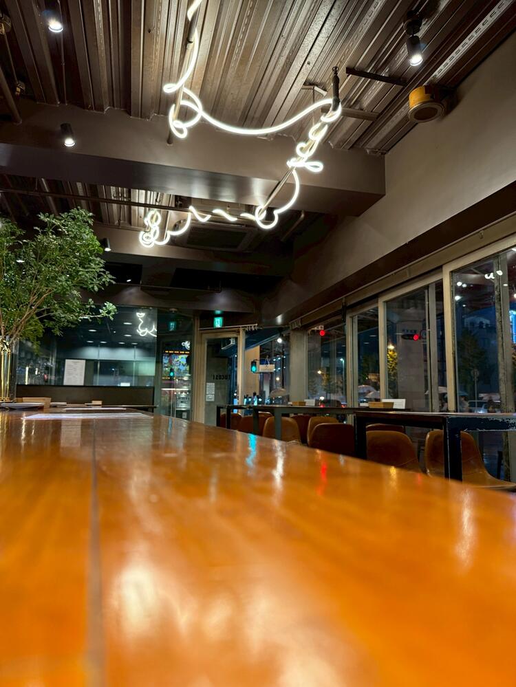 カウンター越しの出会い