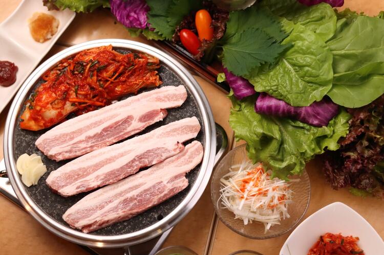 野菜で包むサムギョプサルが大人気◎