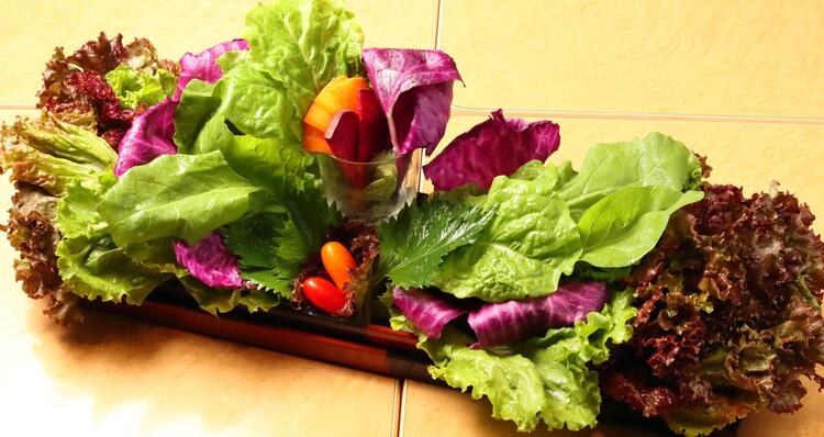 人気の包み野菜◎若いお客様が多数！