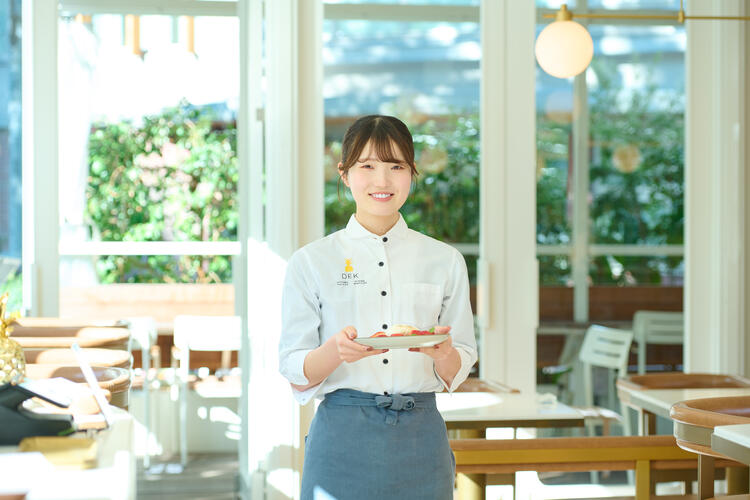 ホールスタッフ積極採用中◎