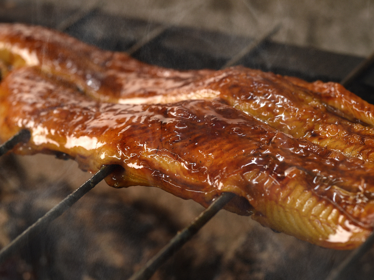 2種類の炭で丁寧に焼き上げています