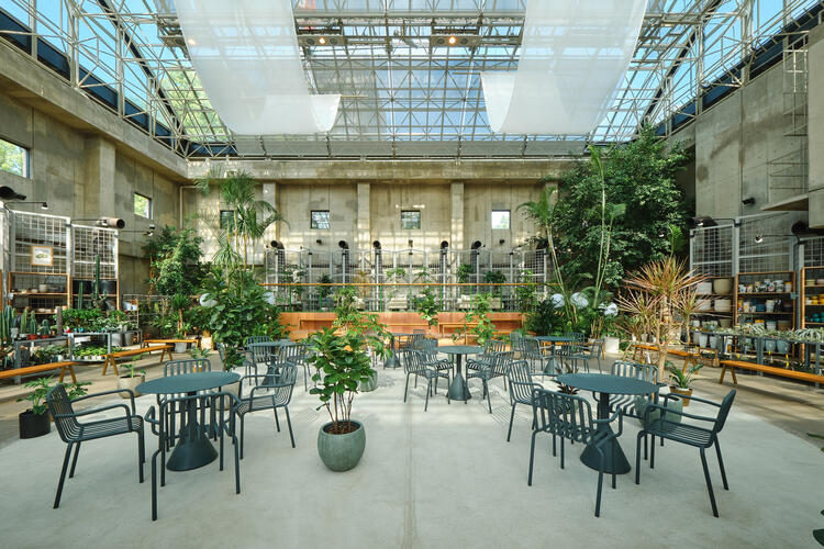 隣接する緑豊かな温室