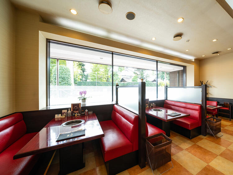 庭を眺められる落ち着いた店内。