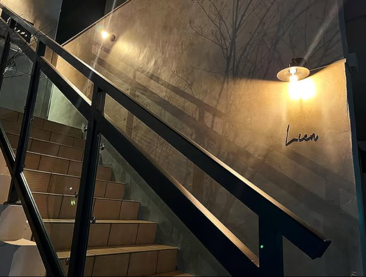 入口はシックにし大人の雰囲気を演出