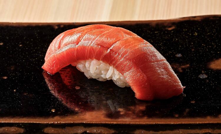 肩肘張らずに楽しめる江戸前鮨を提供