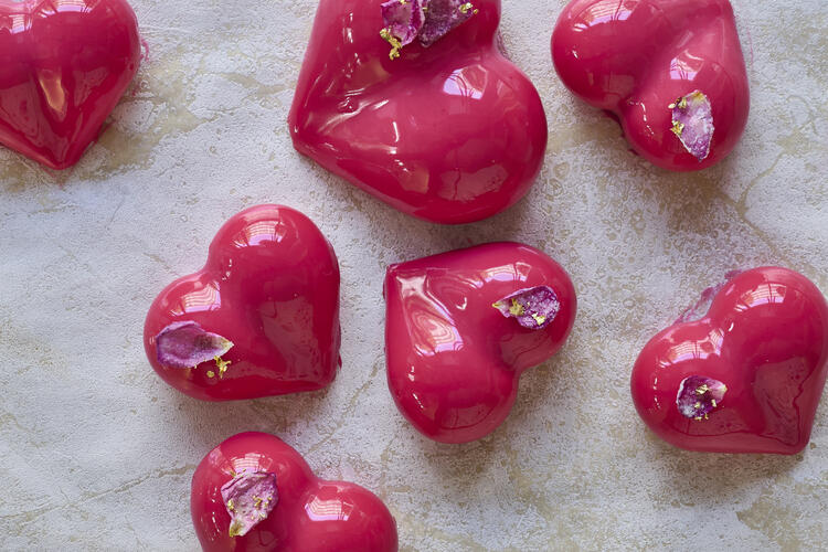 宝石のようなハート型のタルト